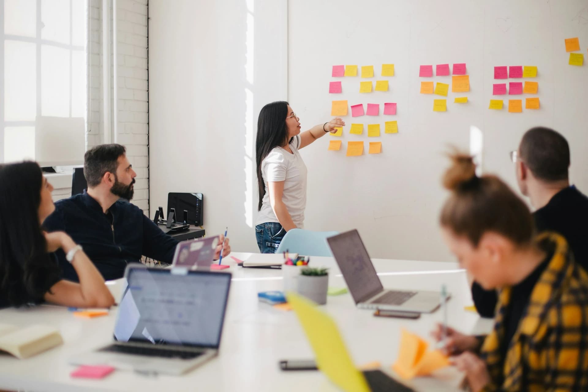 Atelier en groupe devant un mur de post-it